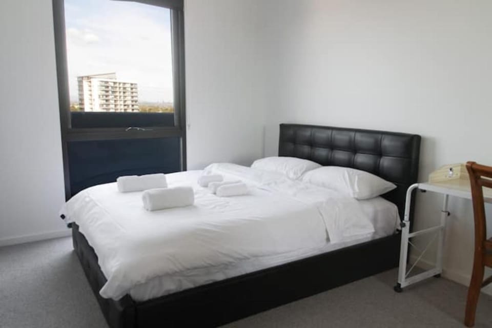 New Spacious 2 Bedroom With Gorgeous City Views Apartment in Melbourne