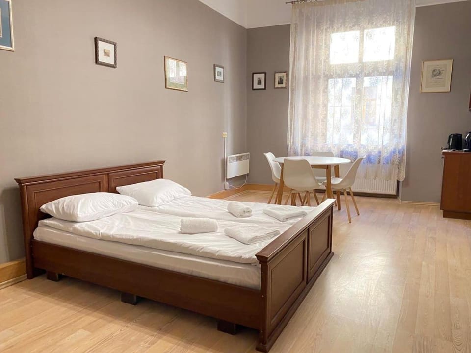 Bed, Living room, Photo of the whole room, Seating area, Bedroom, towels