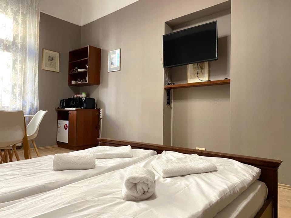 Bed, TV and multimedia, Photo of the whole room, Bedroom, towels