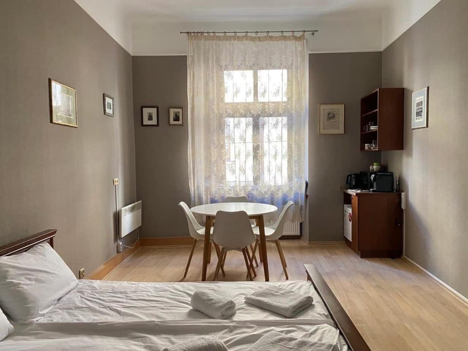 Bed, Living room, Photo of the whole room, Seating area, Dining area, Bedroom