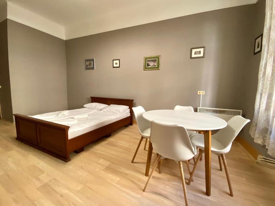 Bed, Living room, Photo of the whole room, Seating area, Dining area, Bedroom