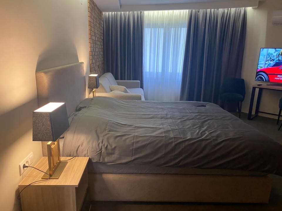 Bed, TV and multimedia, Photo of the whole room, Bedroom