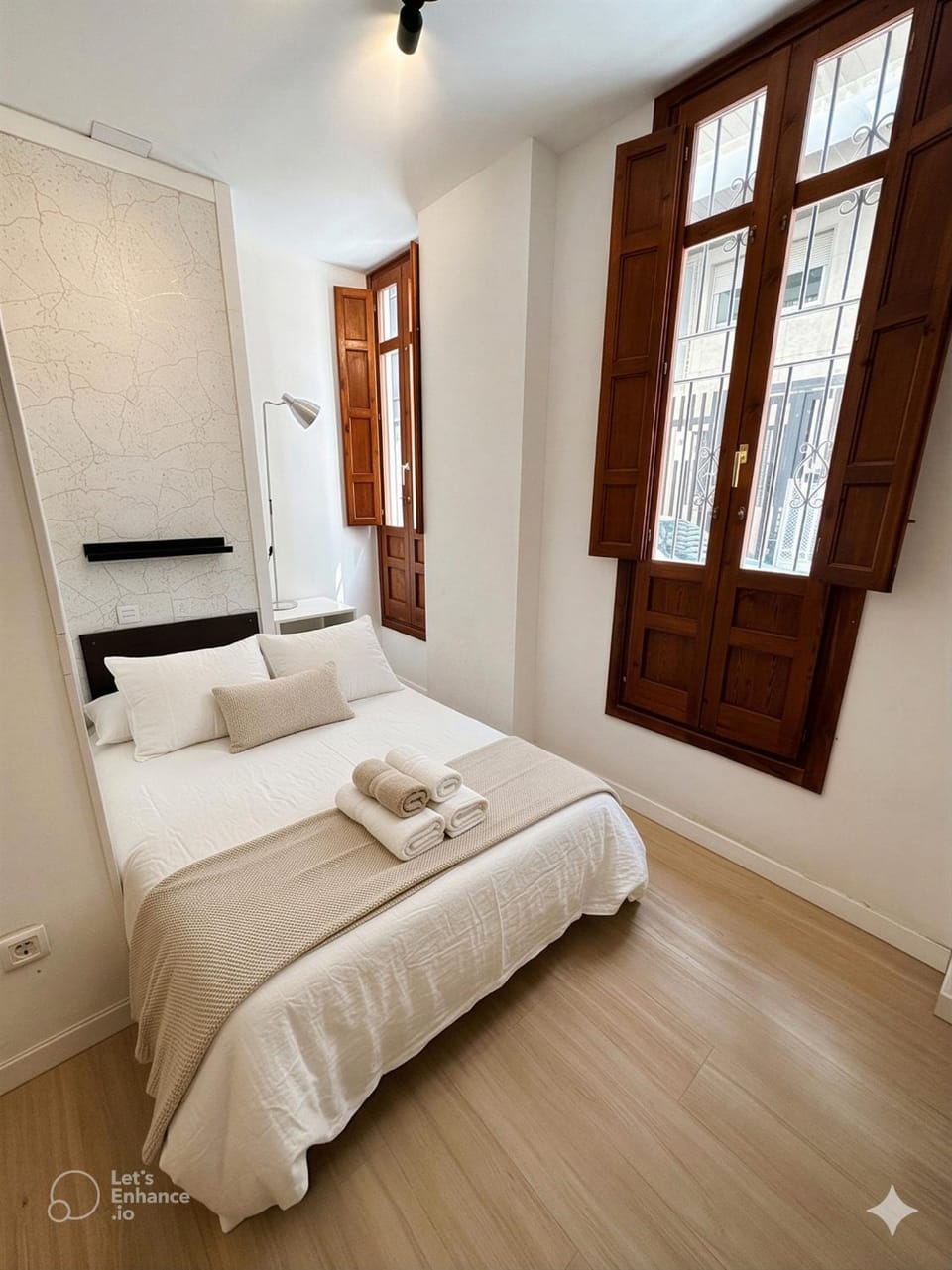 Bed, Photo of the whole room, Bedroom, towels