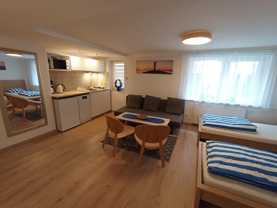 Property building, TV and multimedia, Kitchen or kitchenette, flat iron, internet, microwave, stove, toaster