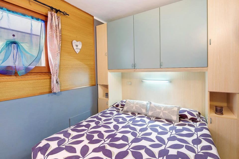 Property building, Living room, Bedroom