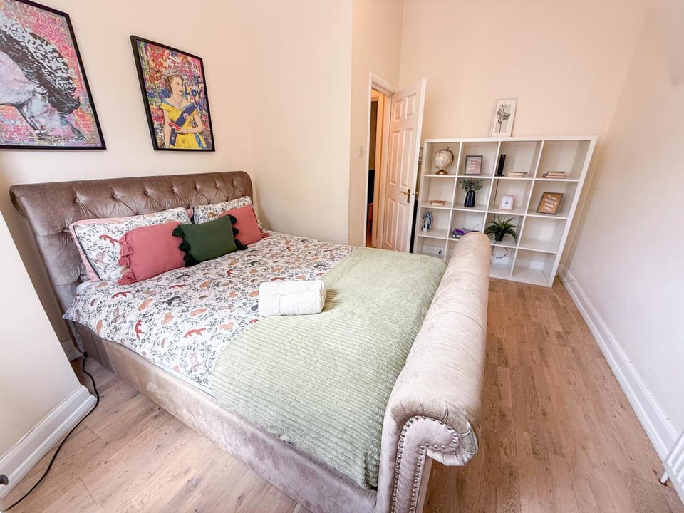 Bed, Photo of the whole room, Decorative detail, Bedroom, heating, towels, wardrobe