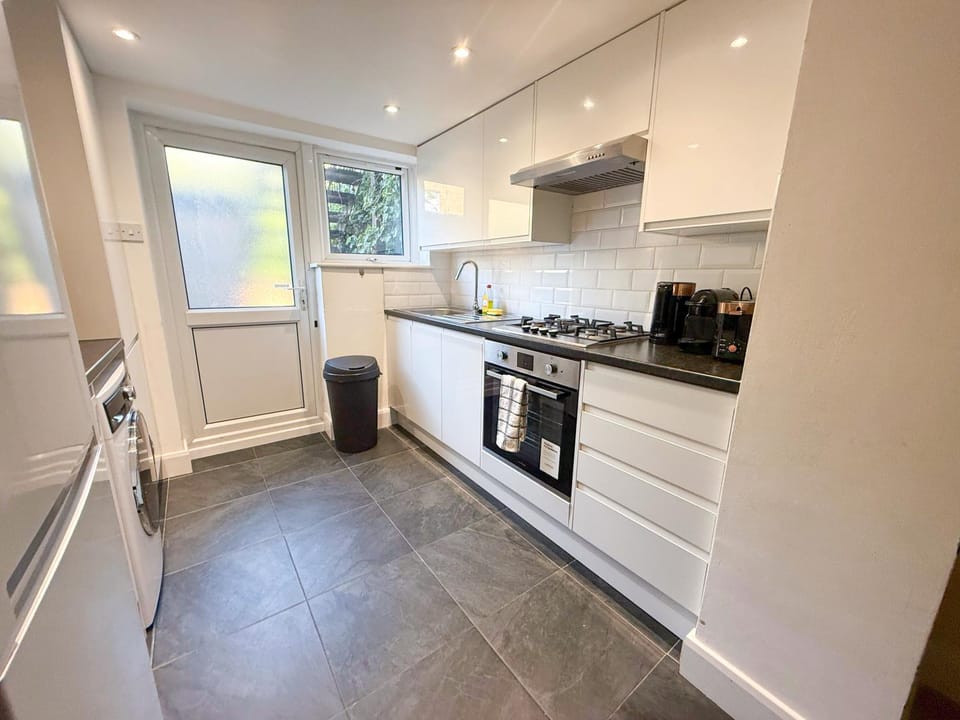 Coffee/tea facilities, Kitchen or kitchenette, microwave, oven, stove, toaster, washing machine, dryer