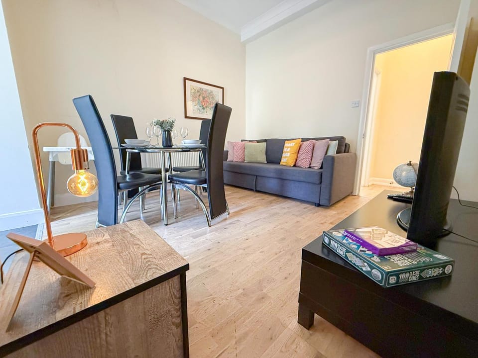 TV and multimedia, Living room, Decorative detail, Seating area, Dining area, heating, internet