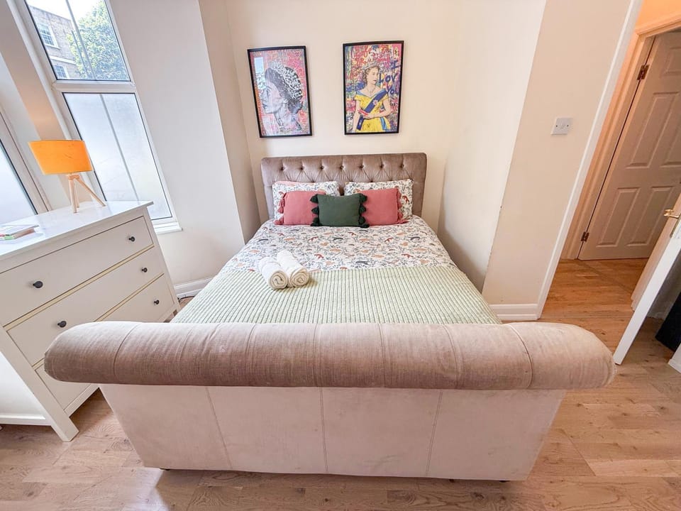 Bed, Photo of the whole room, Decorative detail, Bedroom, heating, storage, towels, wardrobe