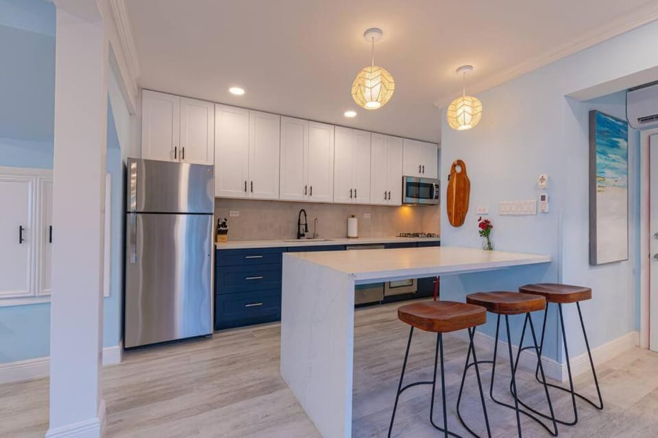 Harbour Mews - Oceanfront Townhouse House in Nassau