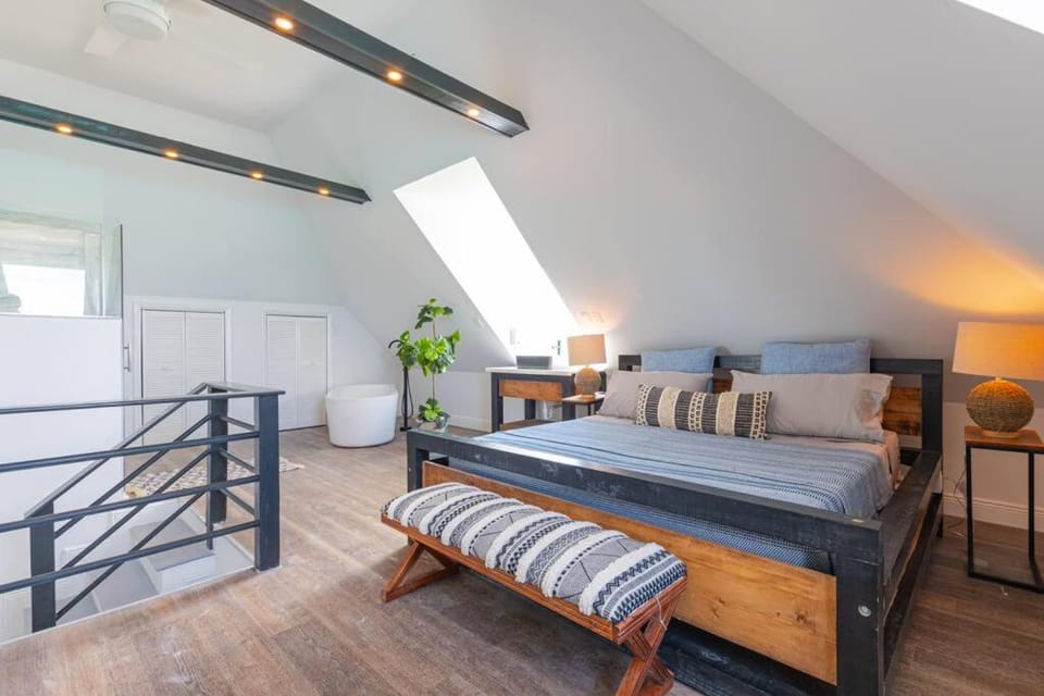Harbour Mews - Oceanfront Townhouse House in Nassau