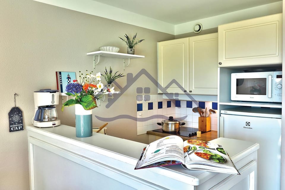 Kitchen or kitchenette, Dining area, Food, pet friendly, stove