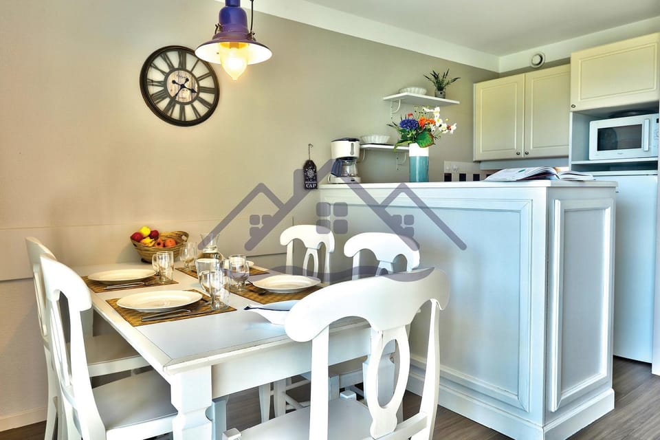 Kitchen or kitchenette, dishwasher