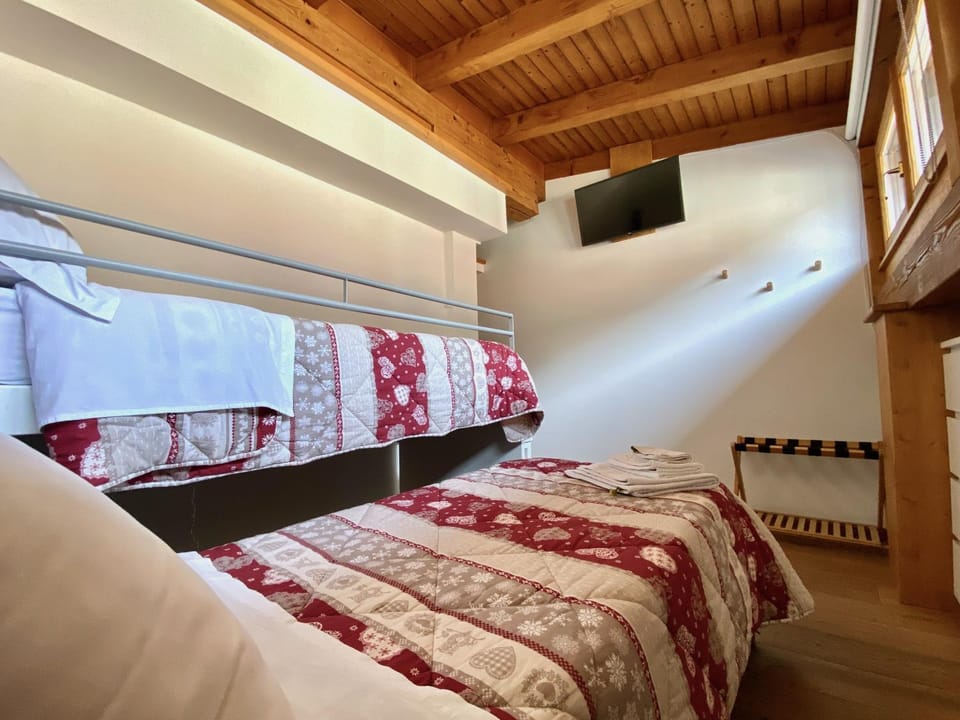 Bed, TV and multimedia, Photo of the whole room, Bedroom, bunk bed, towels