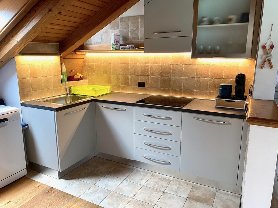 Coffee/tea facilities, Kitchen or kitchenette, dishwasher, stove, toaster, kitchen