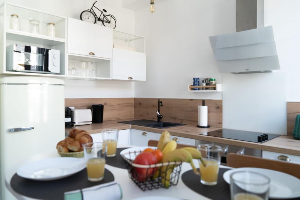 Kitchen or kitchenette, Dining area, Food, Breakfast