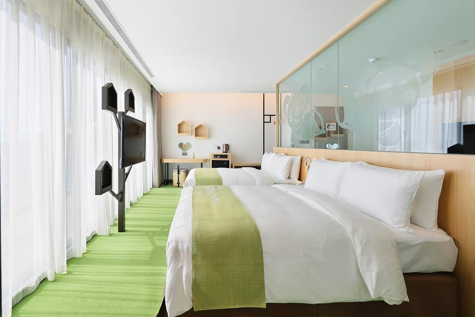 Bed, TV and multimedia, Bedroom