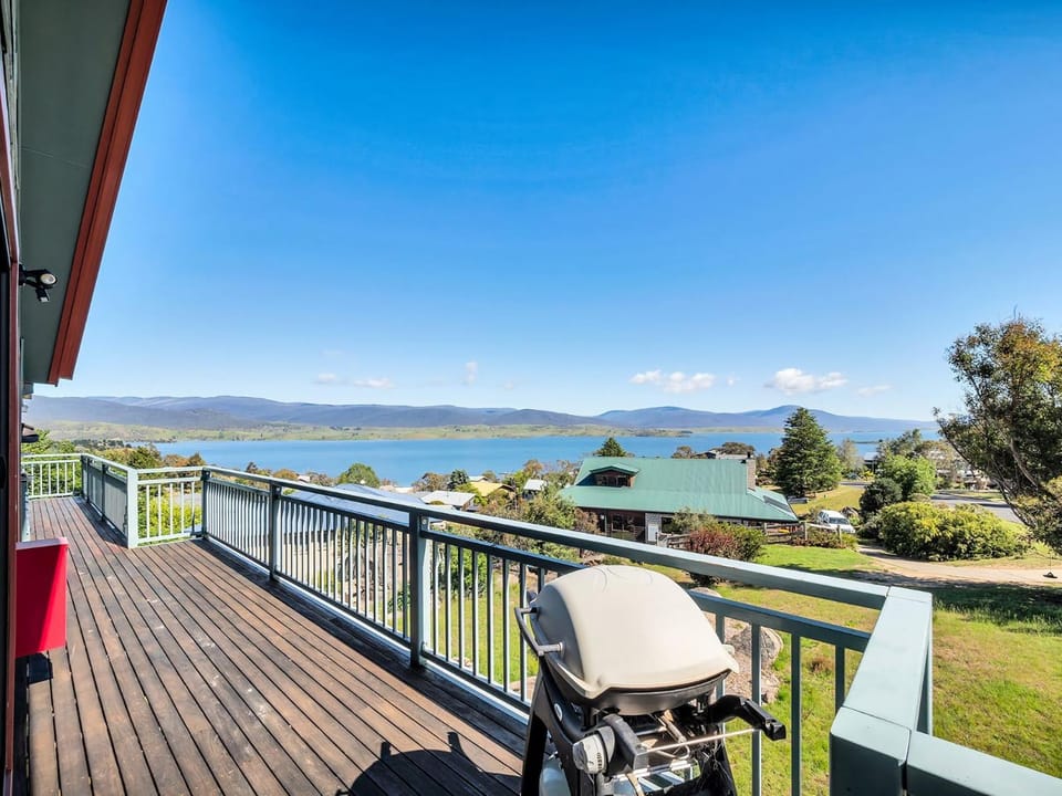 Natural landscape, BBQ facilities, Balcony/Terrace, Lake view, Mountain view