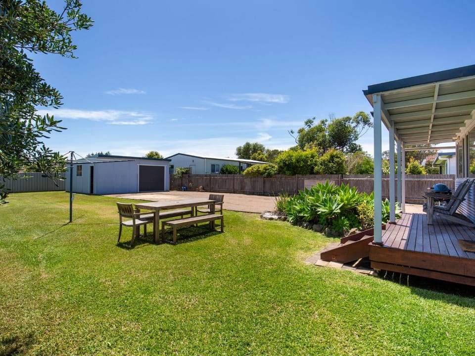 Buwadi I Pet Friendly I 3 Mins Walk to Beach House in Culburra Beach