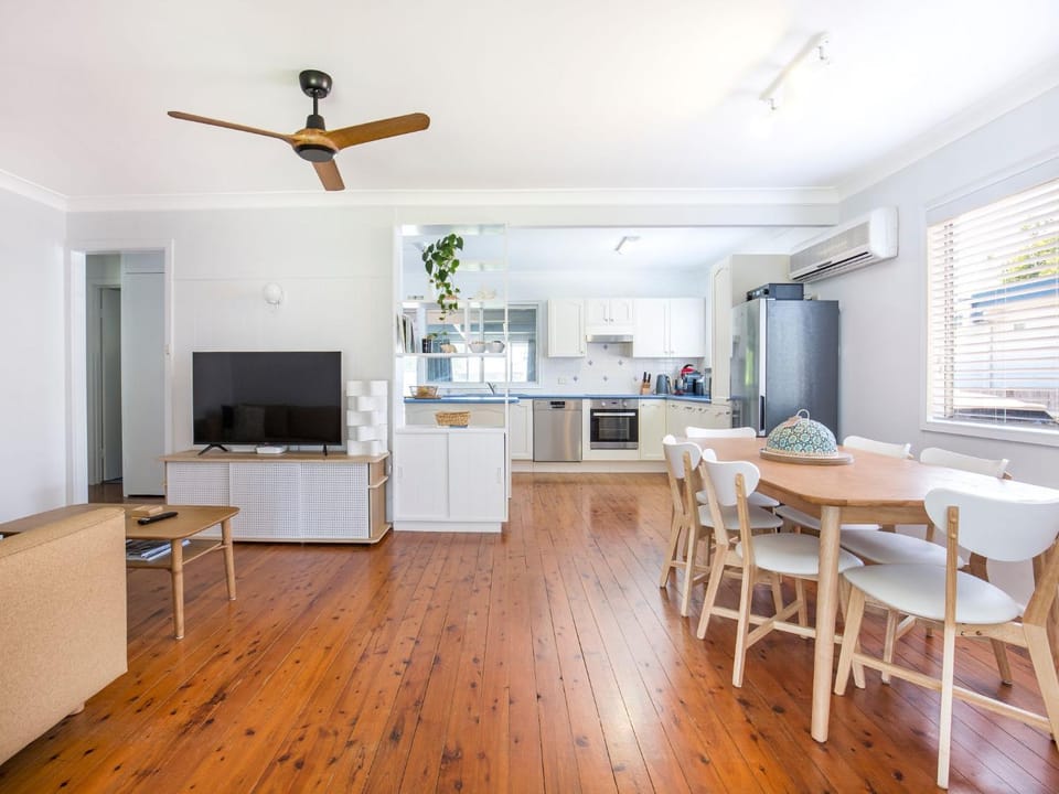 Buwadi I Pet Friendly I 3 Mins Walk to Beach House in Culburra Beach