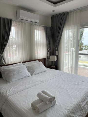 Maykenn Beach-Cafe-Bar and Restaurant Hotel in Central Visayas