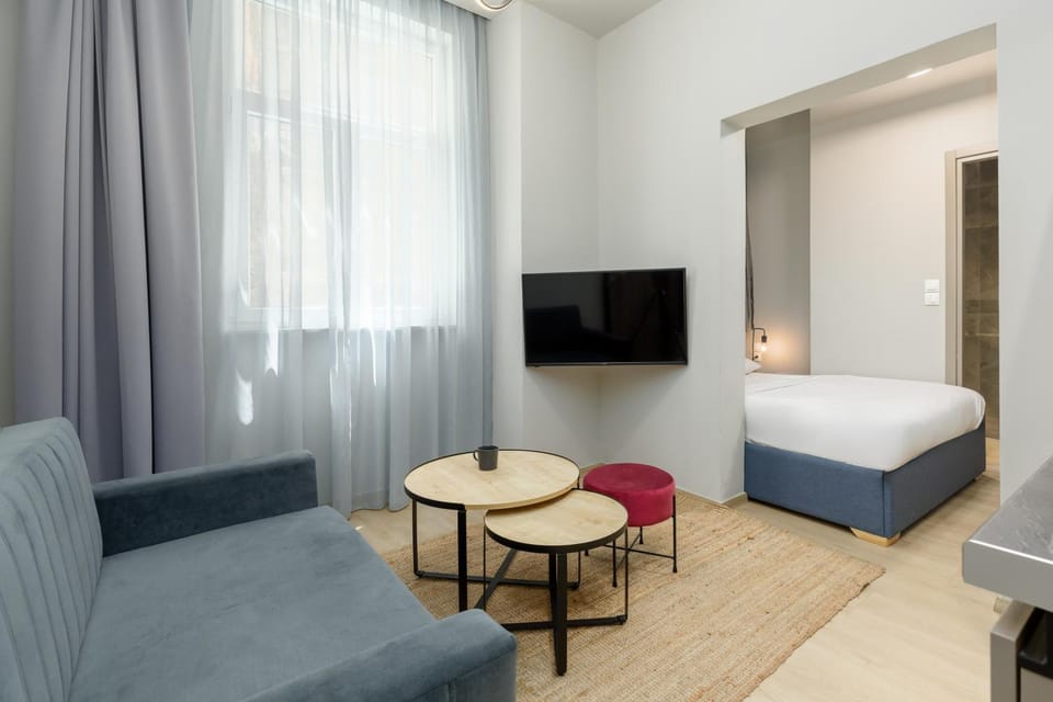Bed, TV and multimedia, Living room, Photo of the whole room, Seating area, Bedroom