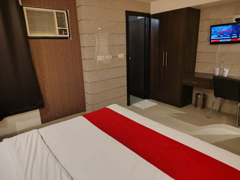 Bed, TV and multimedia, Photo of the whole room, Bedroom, air conditioner