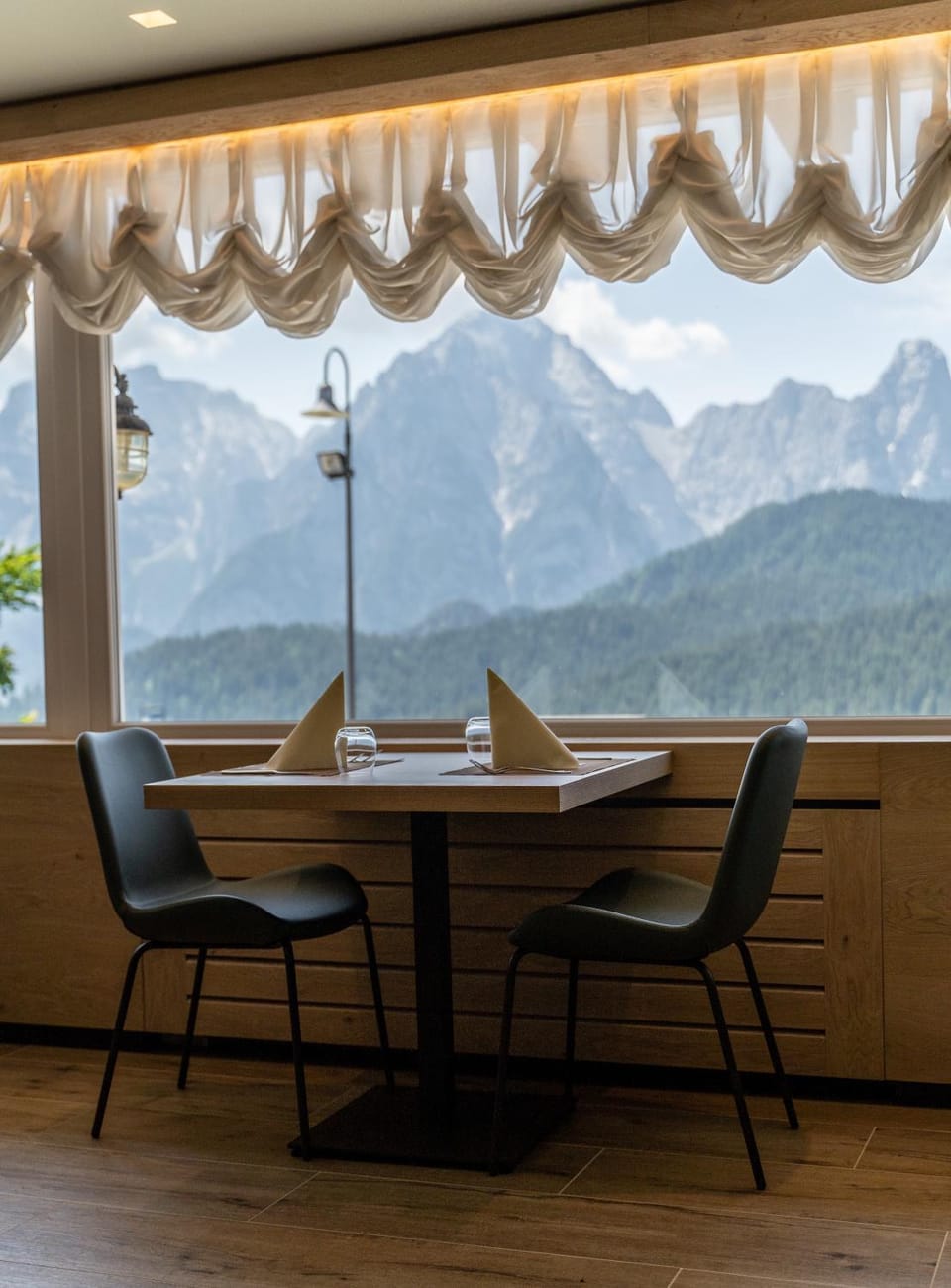 Day, Natural landscape, View (from property/room), Dining area, Mountain view, Breakfast