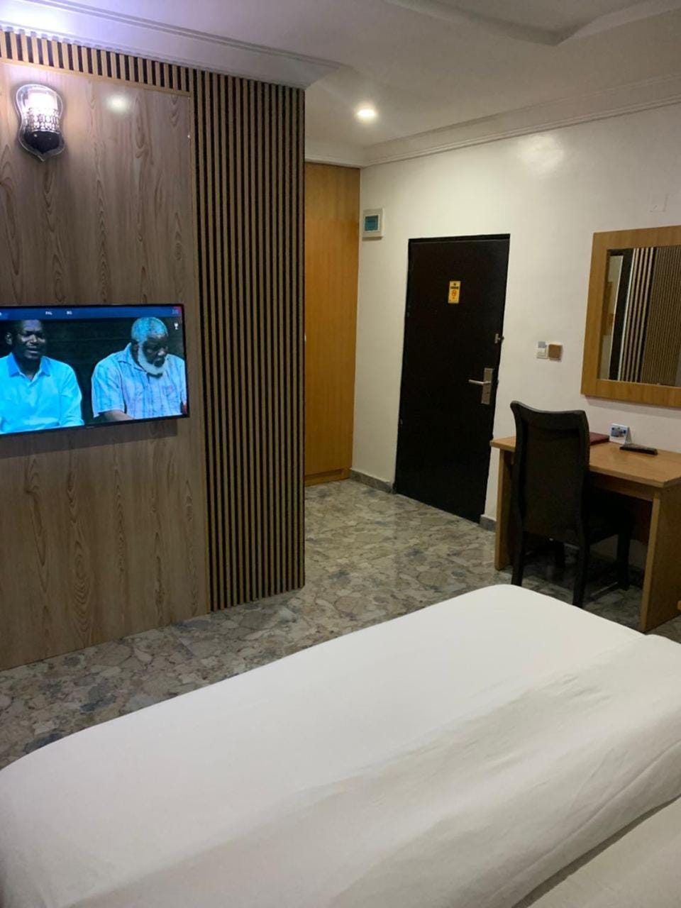 Bed, TV and multimedia, Bedroom