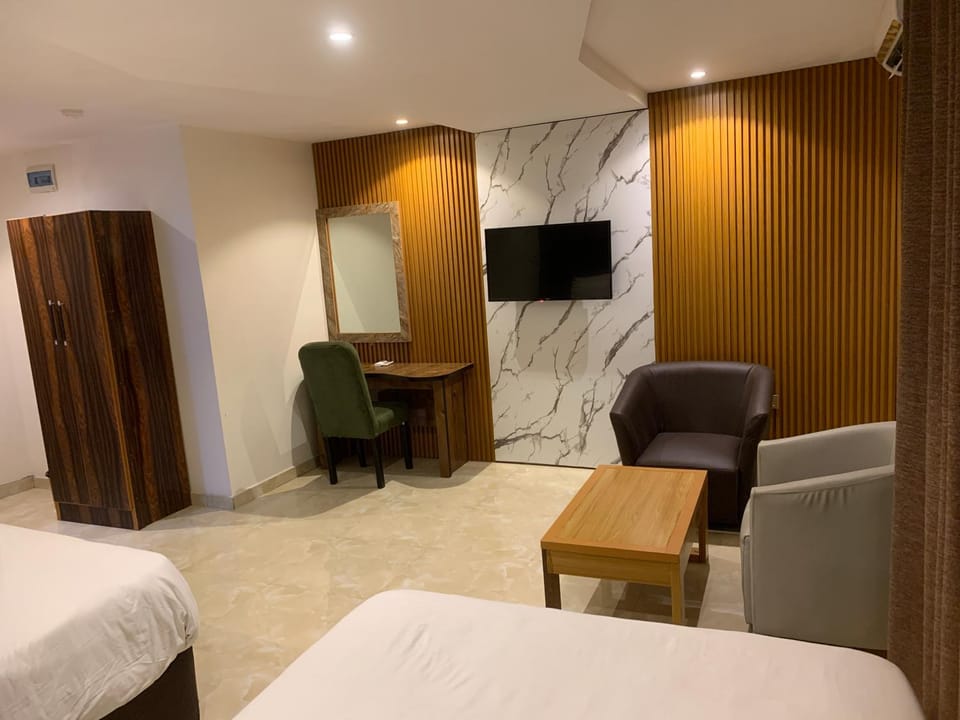 Bed, TV and multimedia, Seating area, wardrobe