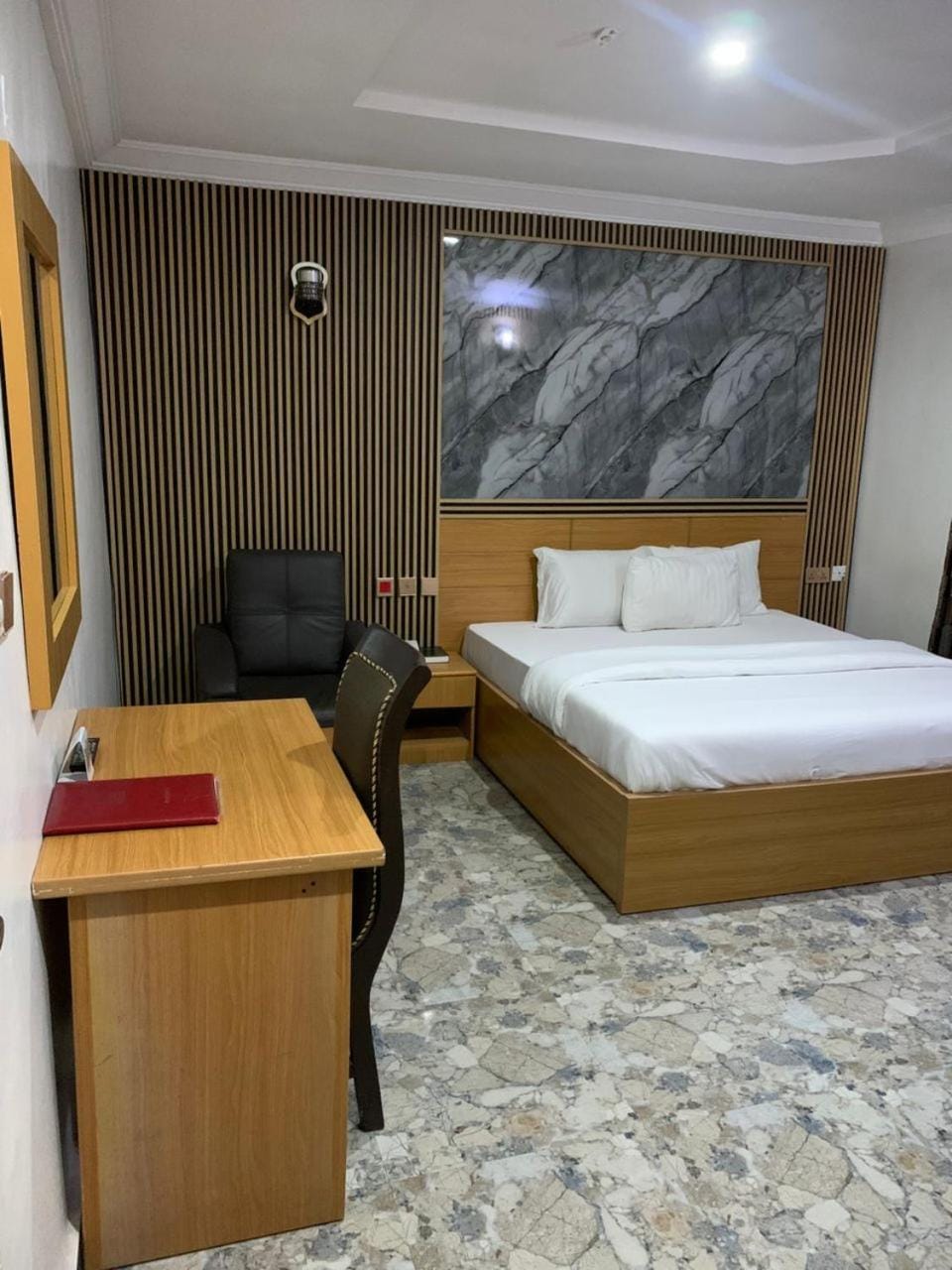 Bed, TV and multimedia, Seating area, Bedroom