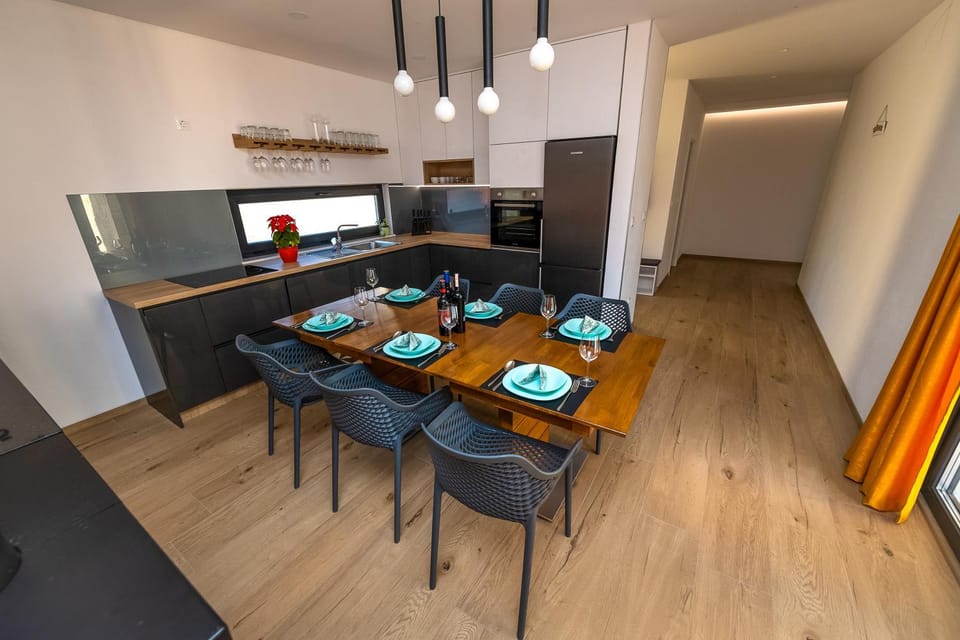 Dining area, kitchen