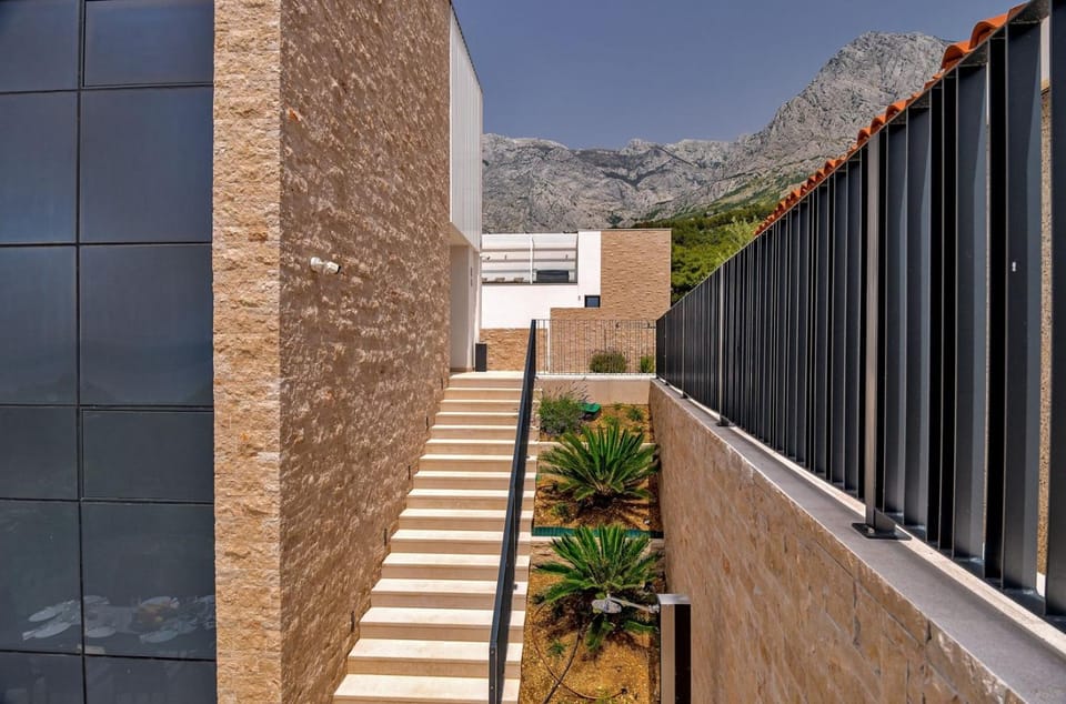 Property building, Day, Natural landscape, Summer, Garden, Garden, Mountain view, Swimming pool