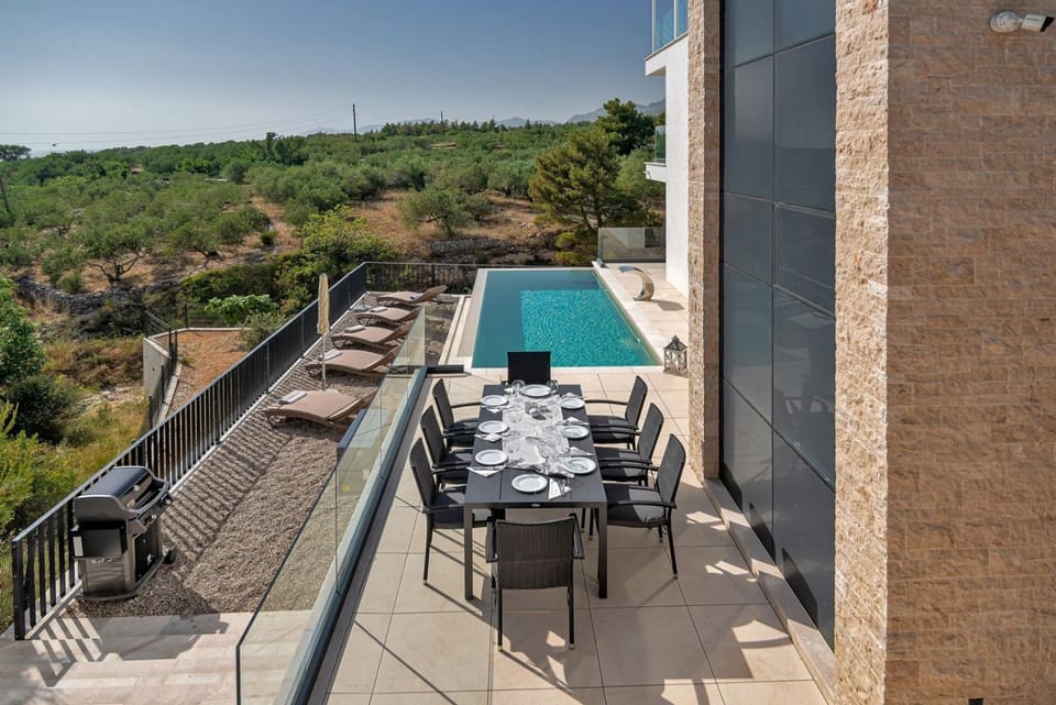 Property building, Patio, Day, Natural landscape, Summer, Garden, View (from property/room), Balcony/Terrace, Balcony/Terrace, Dining area, Mountain view, Pool view, Swimming pool, Swimming pool, sunbed