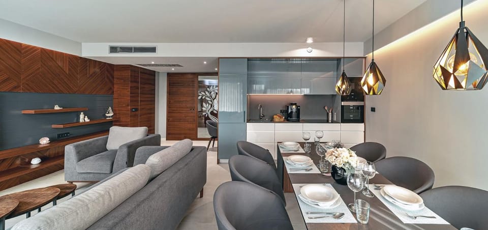 Kitchen or kitchenette, Living room, Seating area, Dining area