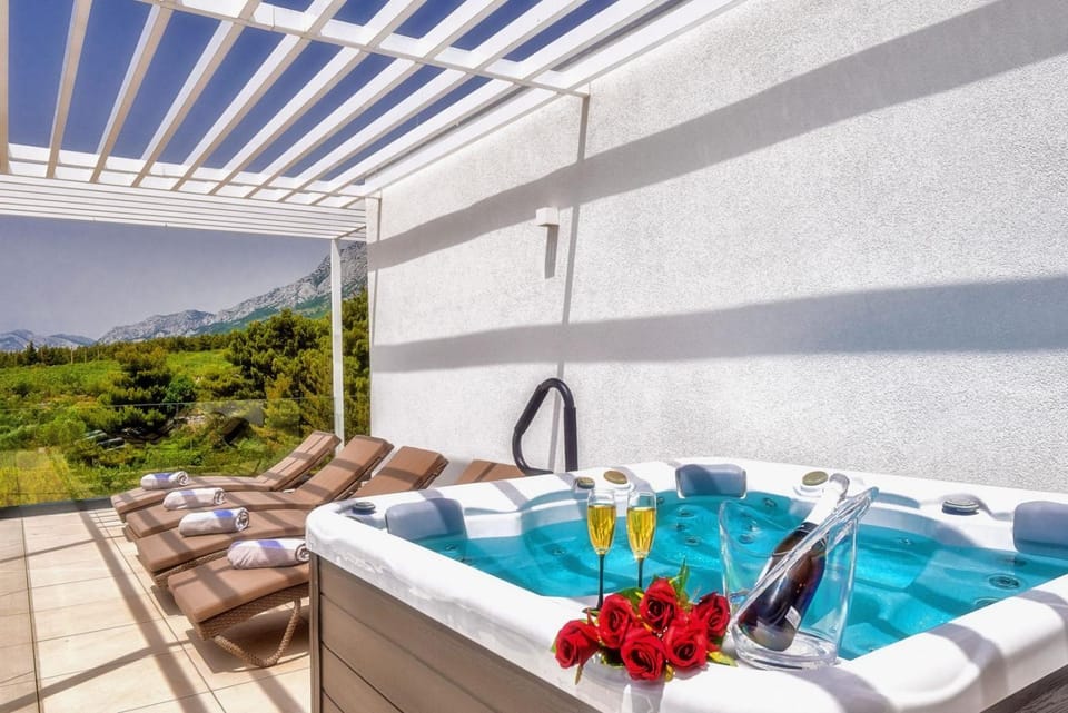 Patio, Day, Natural landscape, Summer, Garden, Hot Tub, Hot Tub, View (from property/room), Balcony/Terrace, Balcony/Terrace, Seating area, Beach, Garden view, Sea view, sunbed