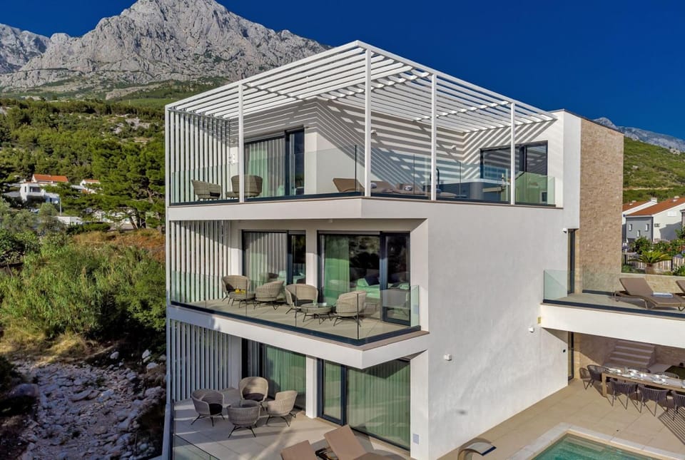 Property building, Patio, Day, Natural landscape, Garden, Sauna, Balcony/Terrace, Balcony/Terrace, Seating area, Beach, Mountain view, Sea view, Swimming pool, Swimming pool