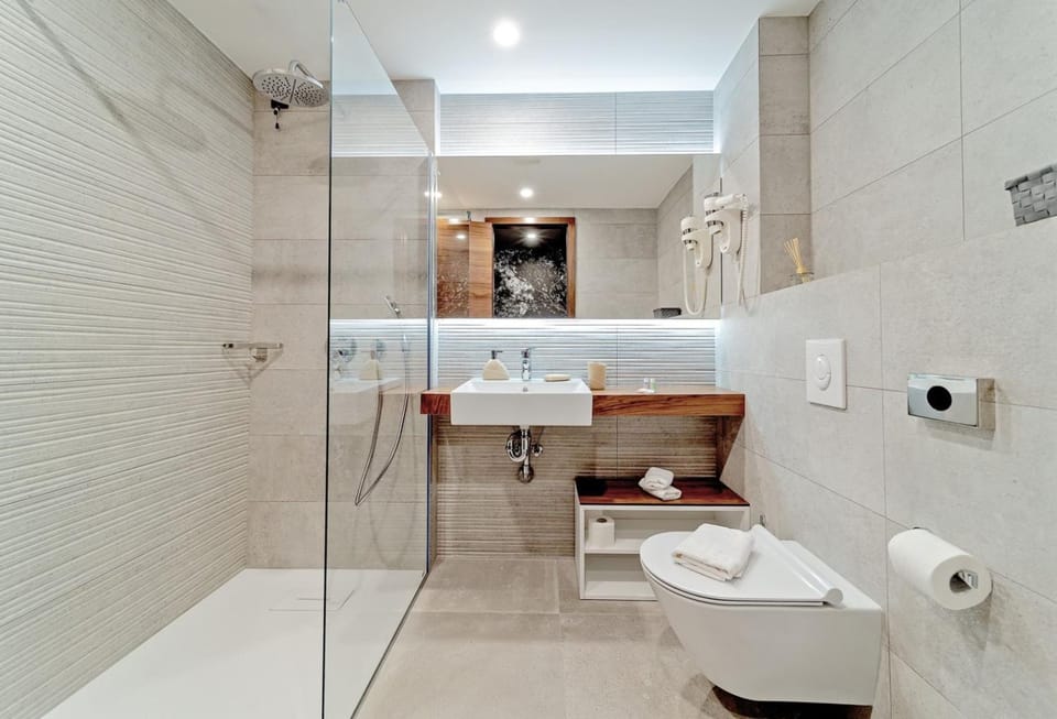Shower, Toilet, Bathroom, Bath, bidet, towels