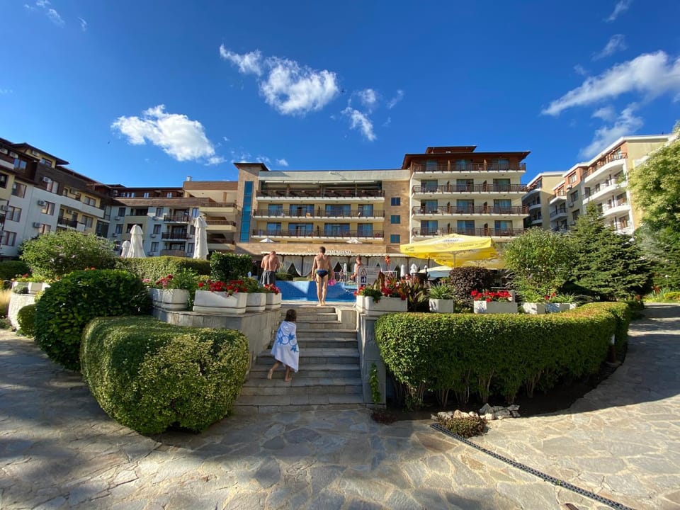 Property building, Day, Pool view, Swimming pool, sunbed