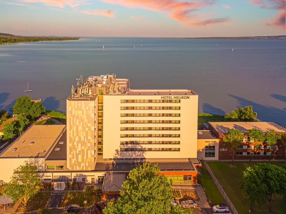 Property building, Day, Bird's eye view, View (from property/room), Lake view, Parking