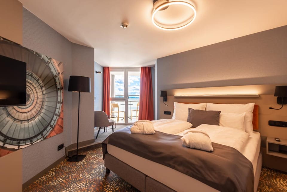 Bed, TV and multimedia, Coffee/tea facilities, Bedroom, Lake view, air conditioner