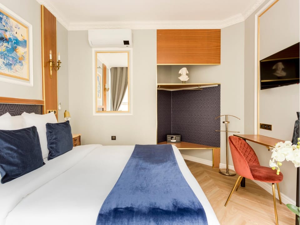 Bed, TV and multimedia, Photo of the whole room, Bedroom