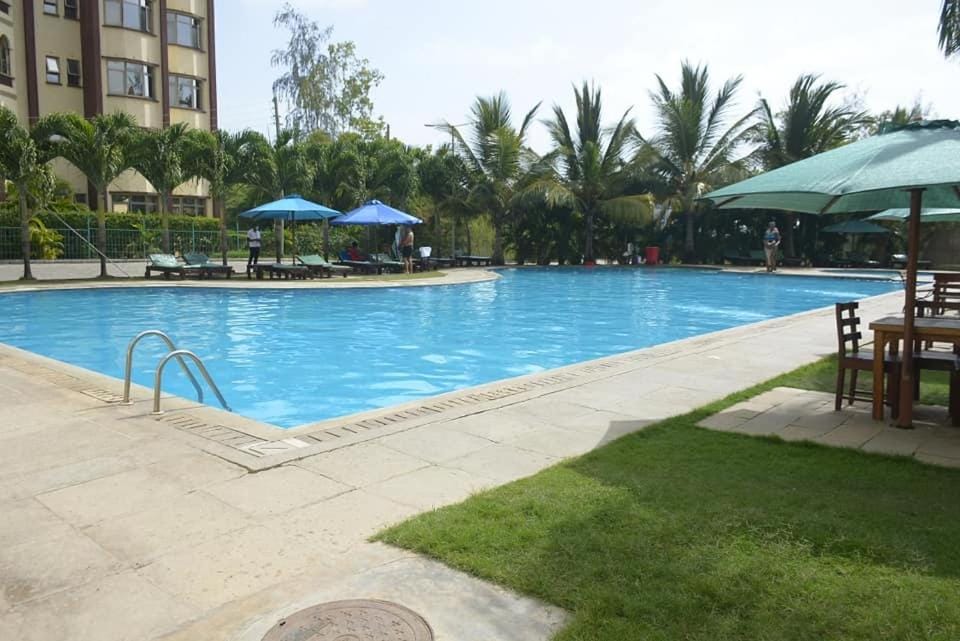 Property building, Garden view, Swimming pool