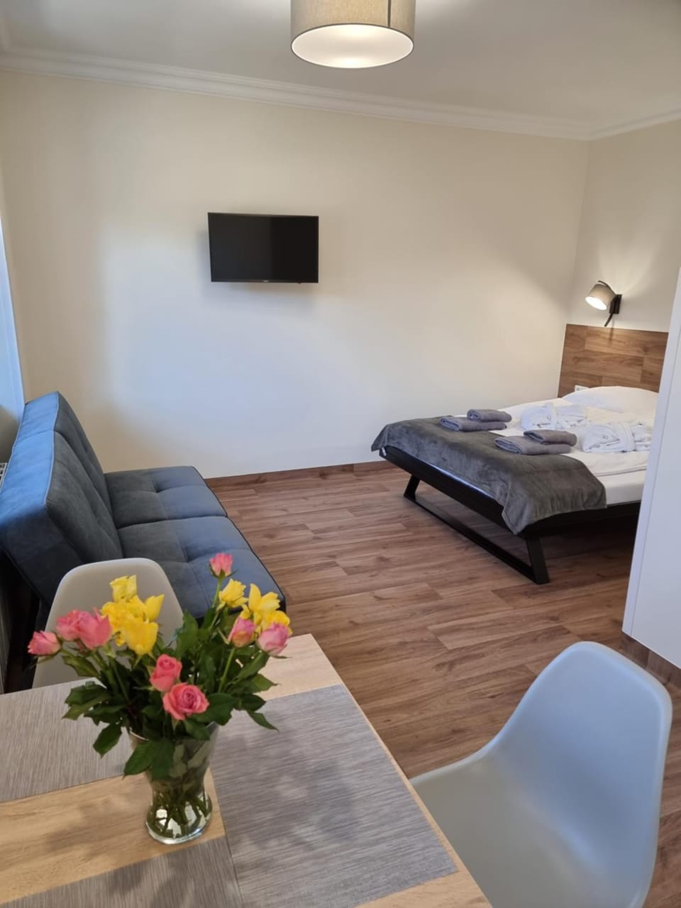 Bed, TV and multimedia, Photo of the whole room, Bedroom