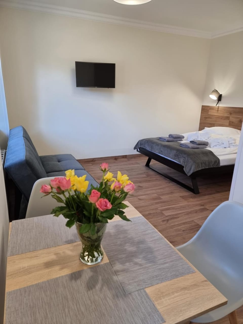 Bed, TV and multimedia, Photo of the whole room, Bedroom