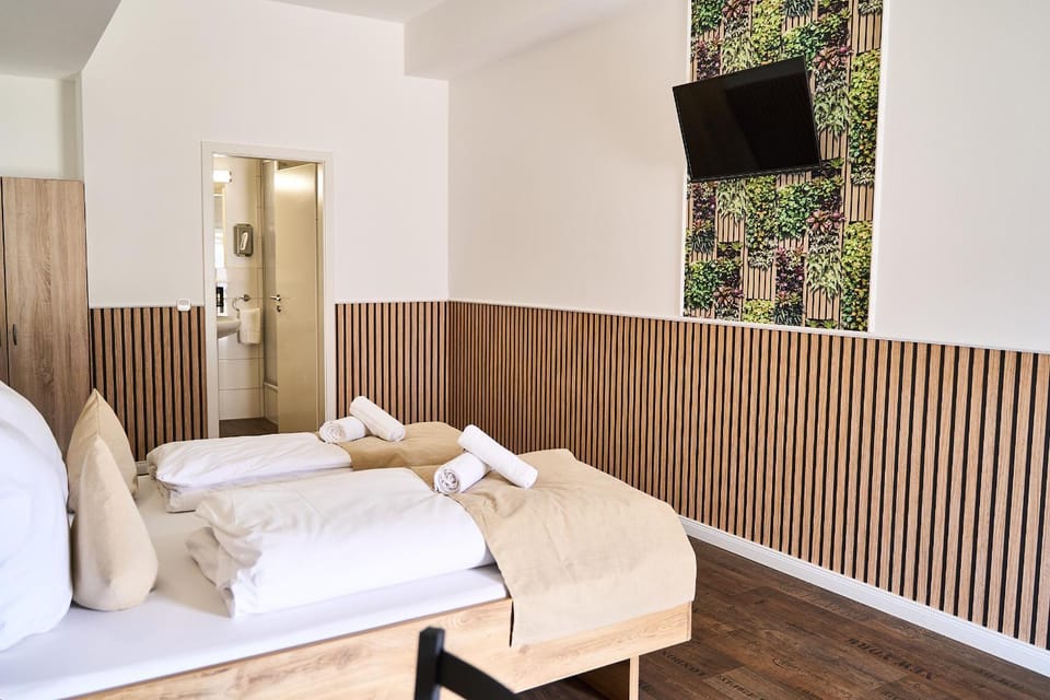 Bed, TV and multimedia, Photo of the whole room, towels