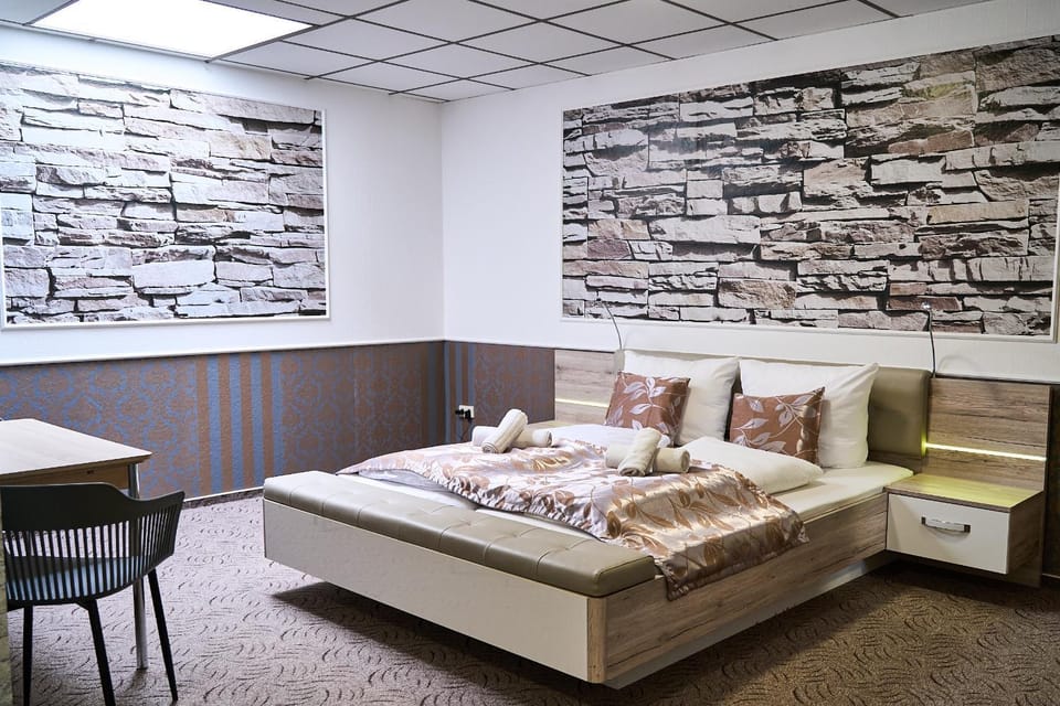 Bed, Photo of the whole room, Seating area