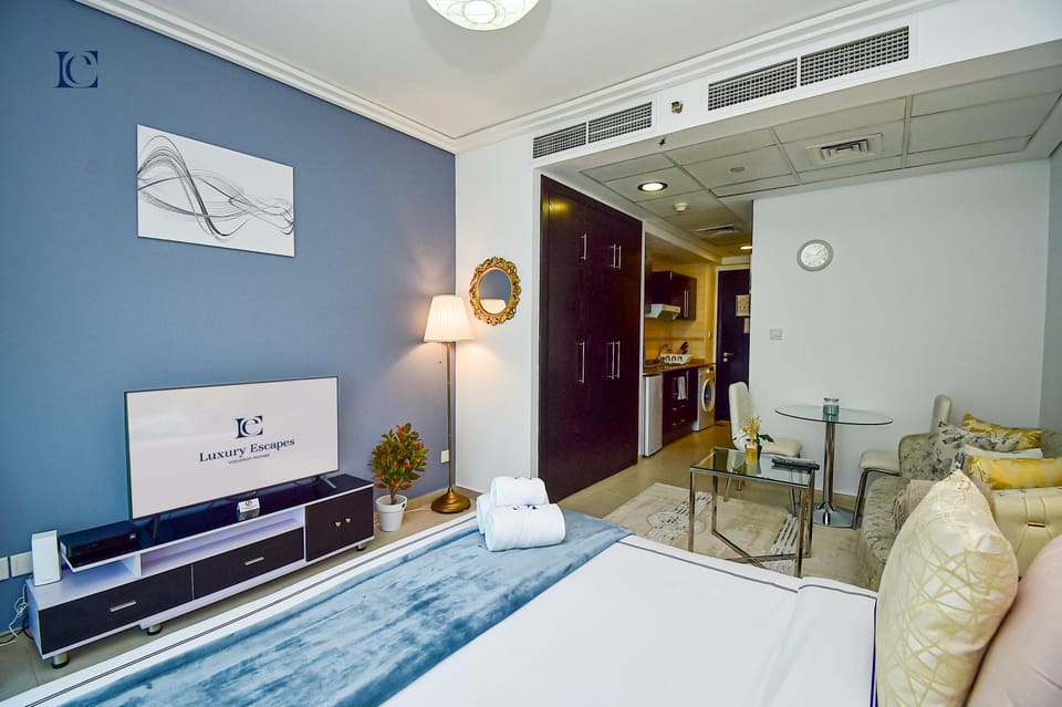 Communal lounge/ TV room, TV and multimedia, Living room, Photo of the whole room, Seating area, Bedroom