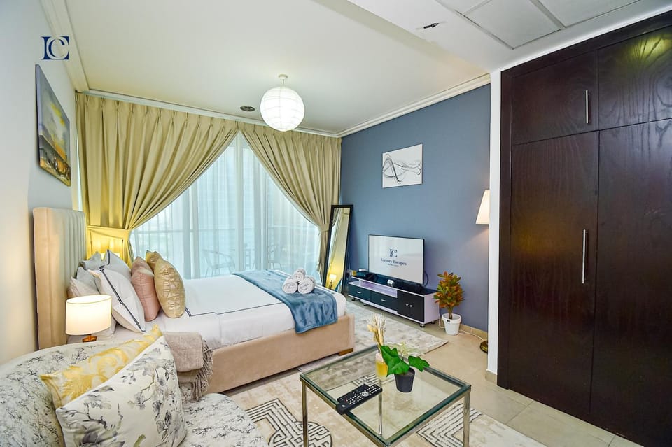 Bed, TV and multimedia, Living room, Photo of the whole room, Seating area, Bedroom, wardrobe