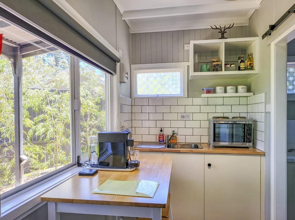 Coffee/tea facilities, Kitchen or kitchenette, Dining area, pet friendly, pet friendly, stove, stove, air conditioner, air conditioner